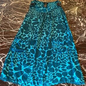 two rosette’s on either side . gathered detail on the front pockets